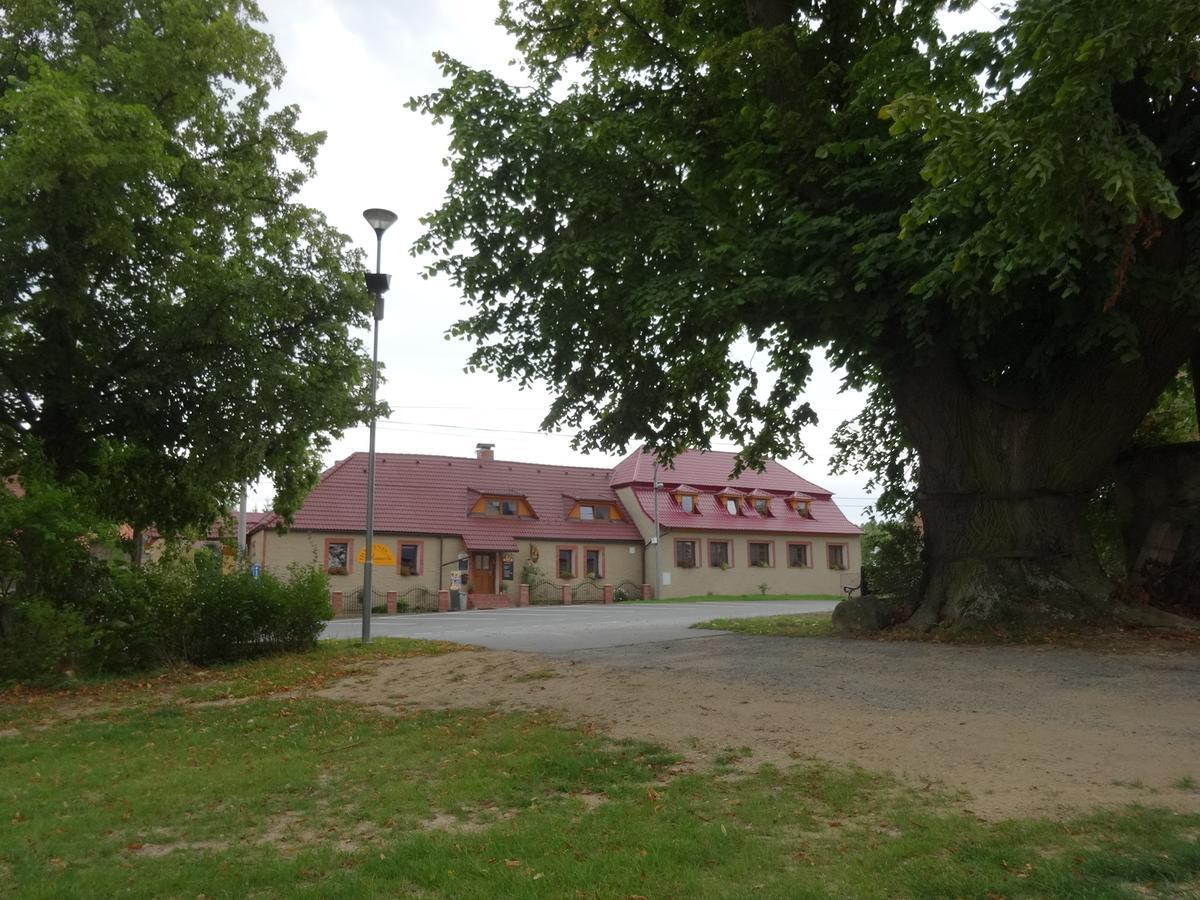 Hostinec U Janatu S Ubytovanim Hotel Cestin Exterior photo